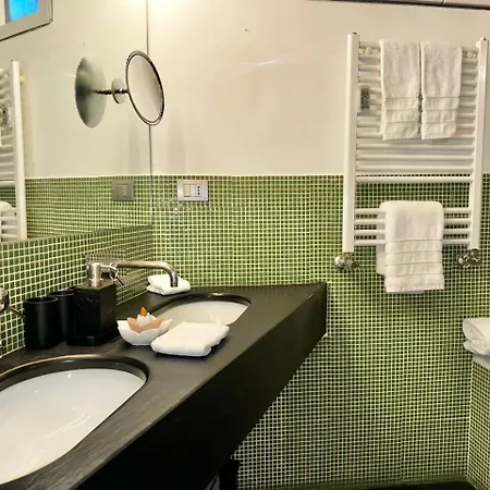 Vetrina In Luxury Apartment Rome